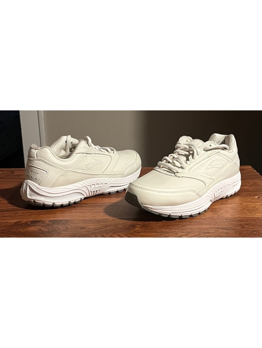 Brooks Dyad Walker Leather Walking Sneakers Size 7.5